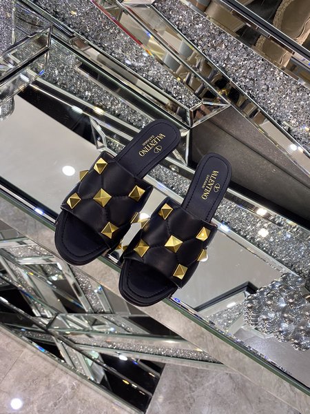 Valentino Rivet element