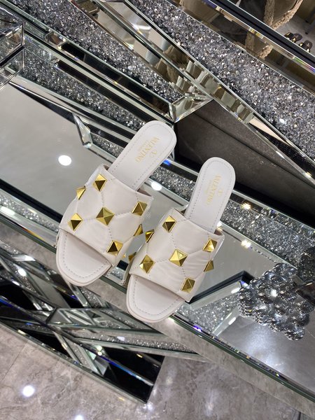 Valentino Rivet element