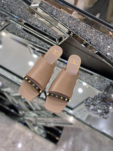 Valentino Rivet element