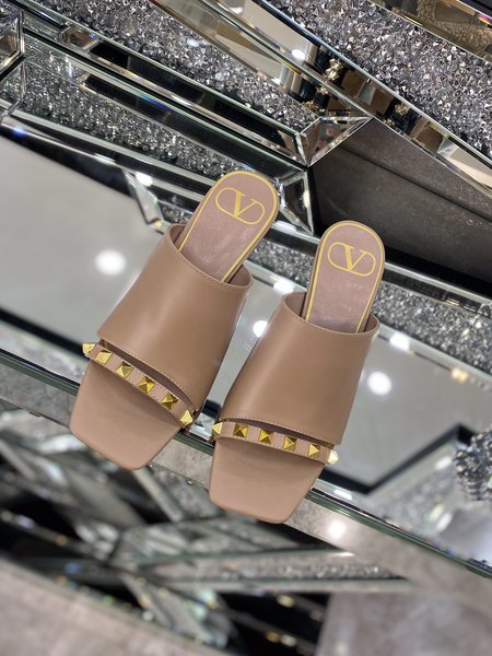 Valentino Rivet element