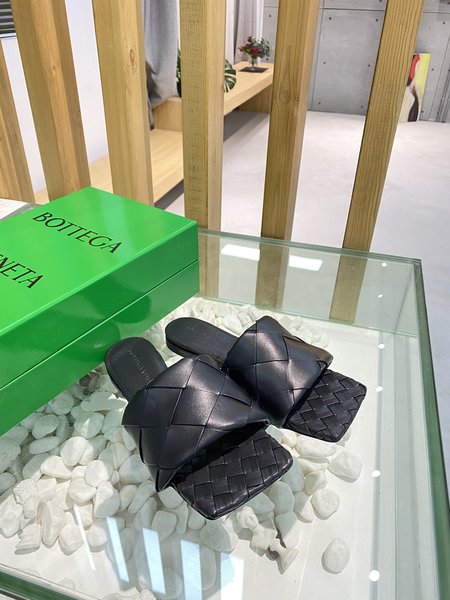 Bottega Veneta Flat woven slippers
