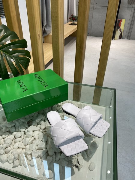 Bottega Veneta Flat woven slippers