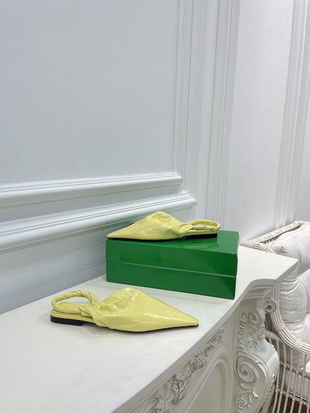 Bottega Veneta BV kelp sandals series leather