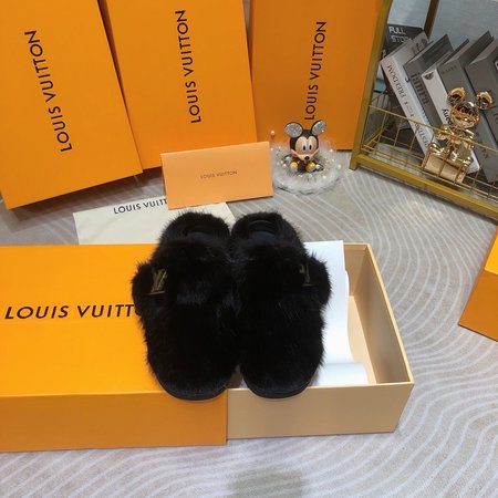 Louis Vuitton Fox fur slippers