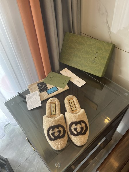 Gucci Lamb wool slippers GG Logo design