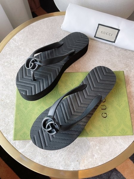 Gucci Double G logo slippers