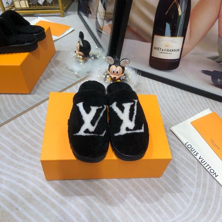 Louis Vuitton Lamb wool slippers