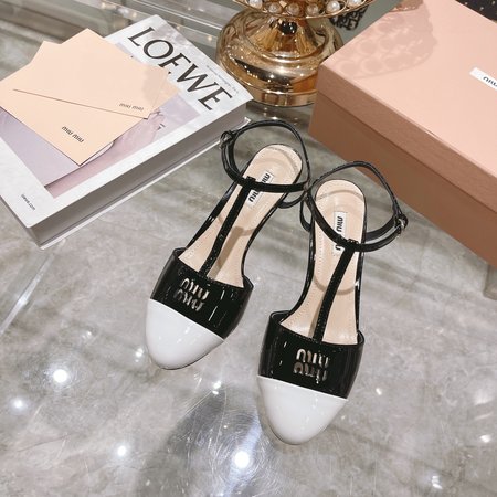 Miu Miu Smooth Simple Round Toe Sandals