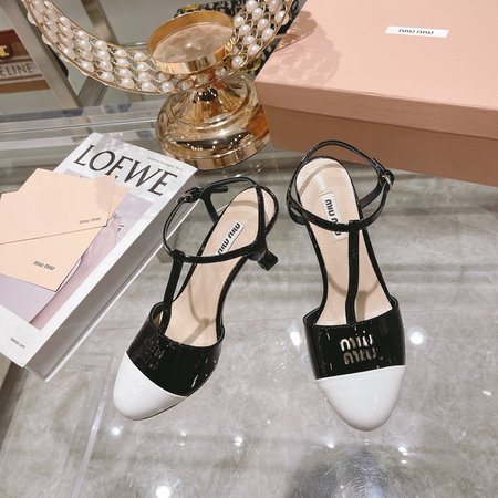 Miu Miu Smooth Simple Round Toe Sandals