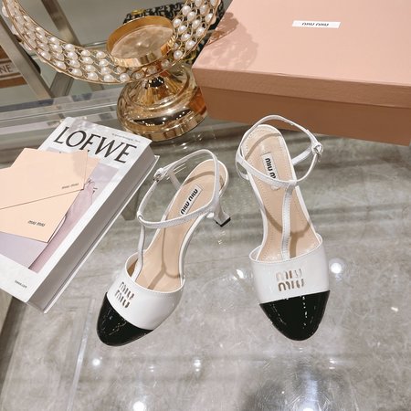 Miu Miu Smooth Simple Round Toe Sandals