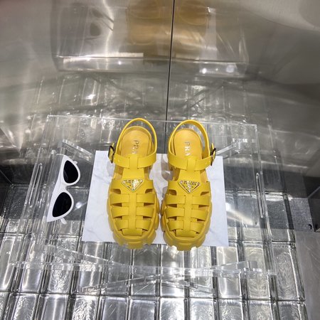 Prada Colorful thick-soled gear sandals with woven cowhide uppers are rich in colors and playful and interesting 35-40