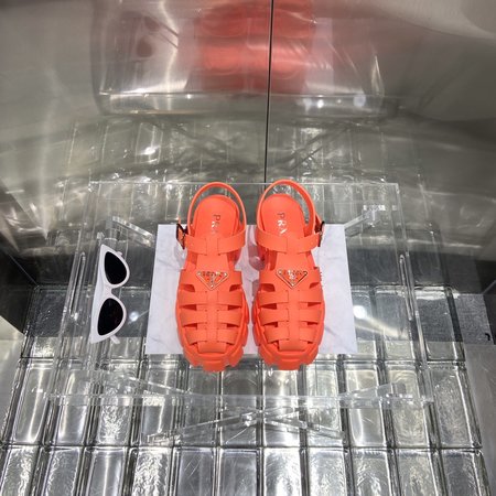 Prada Colorful thick-soled gear sandals with woven cowhide uppers are rich in colors and playful and interesting 35-40