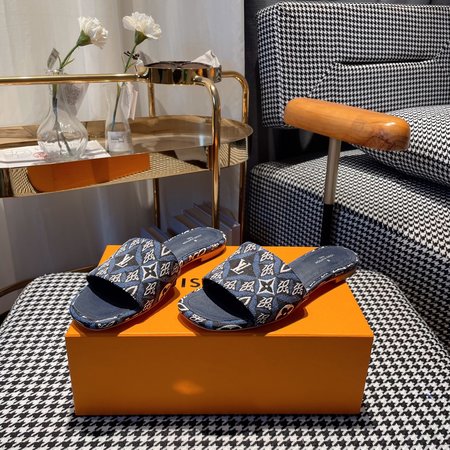 Louis Vuitton Embossed slippers