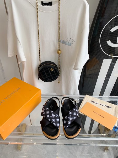 Louis Vuitton LV slippers