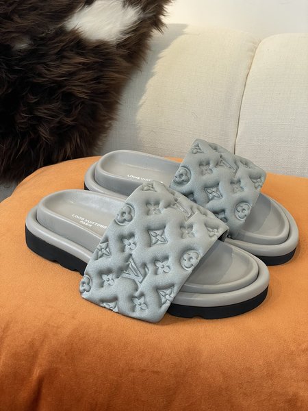Louis Vuitton classic graphic slides