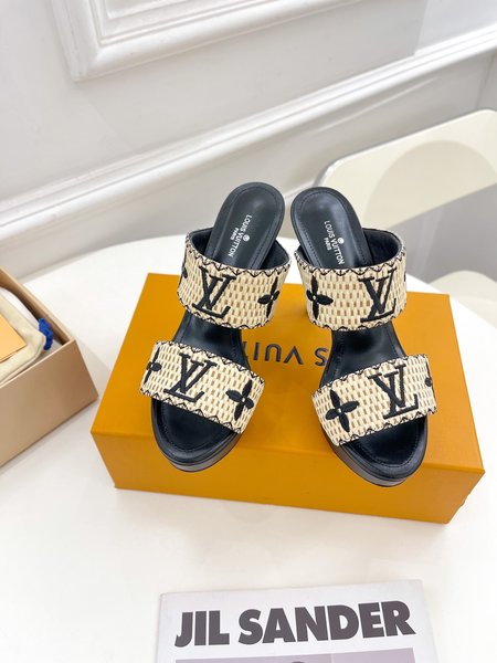 Louis Vuitton Vintage embroidery high heels LV