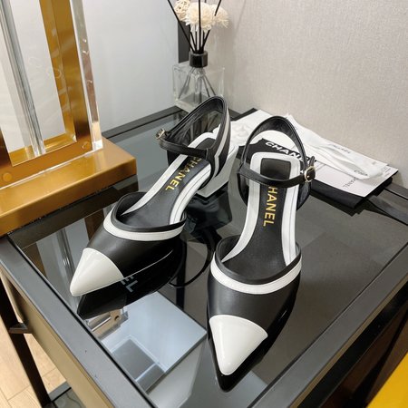 Chanel Mid-heel color-block sandals with elegant personality