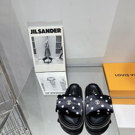 Louis Vuitton LV slippers