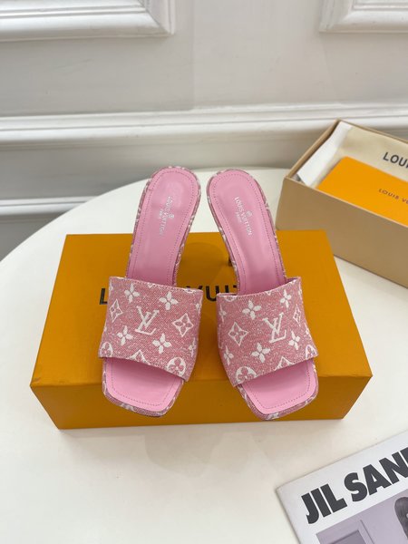 Louis Vuitton slippers