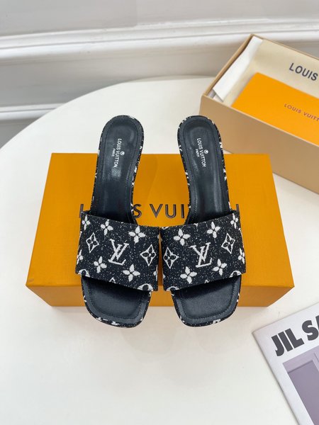 Louis Vuitton slippers