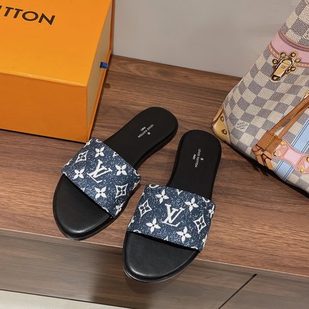 Louis Vuitton classic slippers