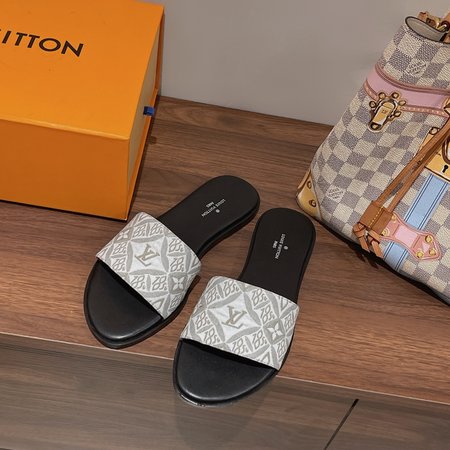 Louis Vuitton classic slippers