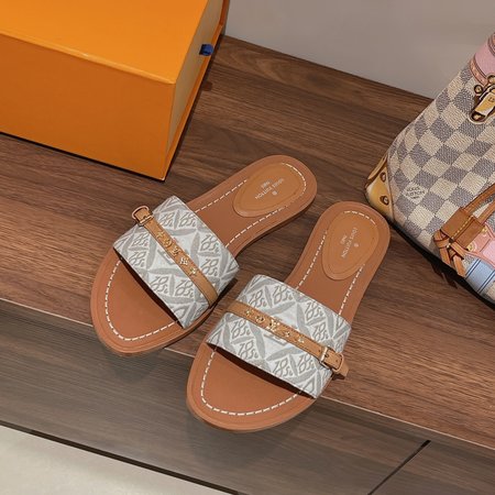 Louis Vuitton classic slippers
