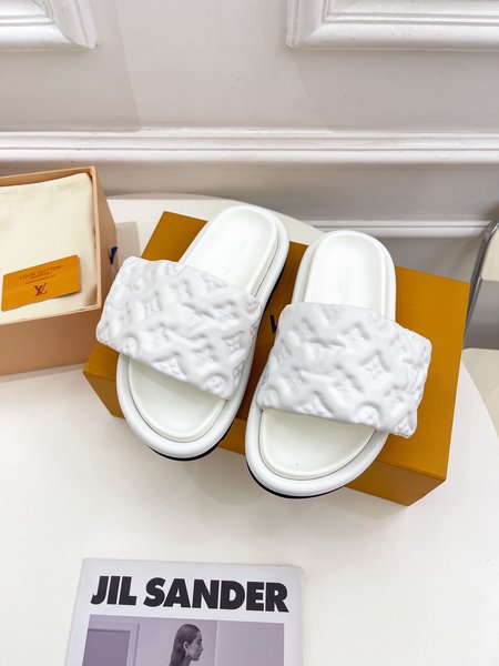 Louis Vuitton Embossed slippers