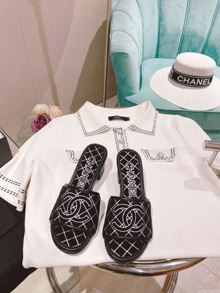 Chanel flat chunky heel slippers