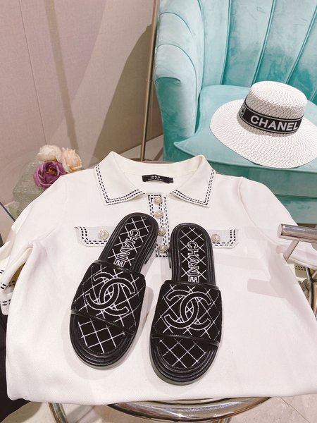 Chanel flat chunky heel slippers