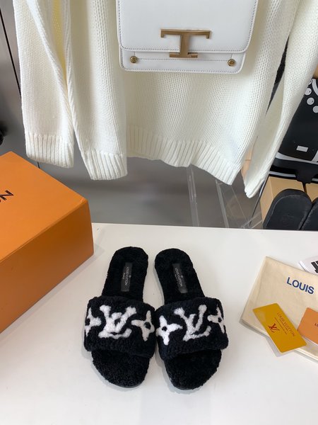 Louis Vuitton casual fur slippers