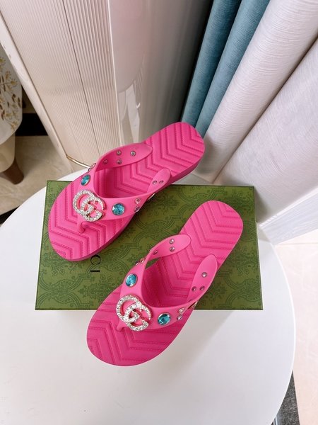Gucci Double G logo slippers