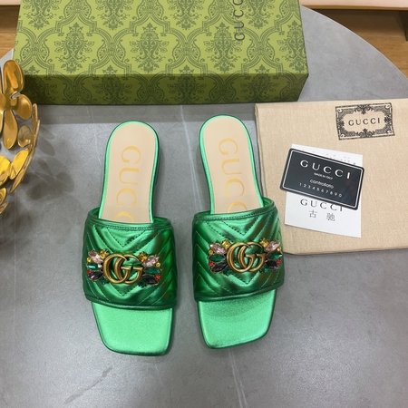 Gucci flat heel flip flop