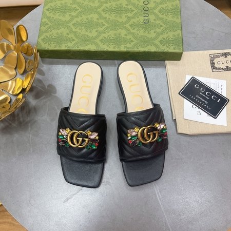 Gucci flat heel flip flop