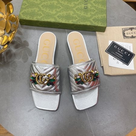 Gucci flat heel flip flop
