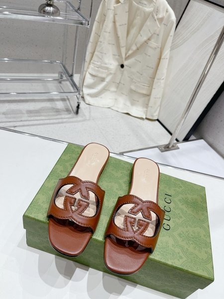 Gucci flip flops sandals