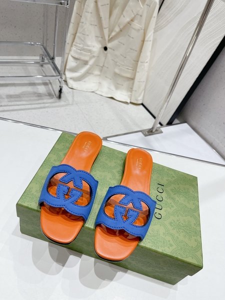 Gucci flip flops sandals