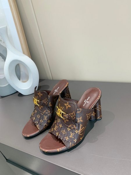 Louis Vuitton Fish mouth fringed sandals 